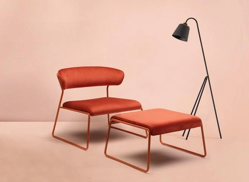 Zelené sametové lounge křeslo Lisa SCAB Design na zlatých lyžinách do moderního glamour obýváku