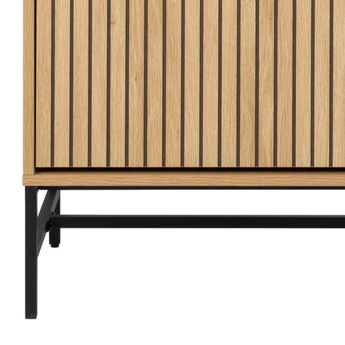 Široká botníková skříň Albany Actona dub přírodní s drážkovanými dvířky vysoká loftová