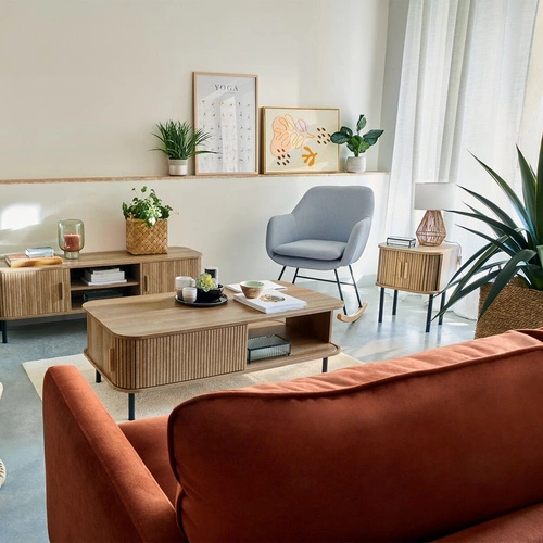 Třímístná sametová pohovka Candice hnědá moderní s područkami do obývacího pokoje Atmosphera