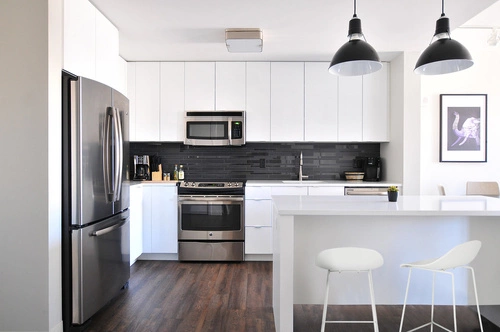 Barová židle Molly černá moderní s opěrkou do kuchyně a k ostrůvku 66 cm Intesi