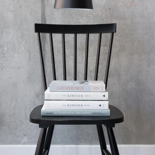 Dřevěná jídelní židle Riano Actona černá skandinávský styl do kuchyně