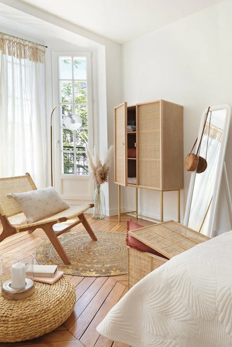 Vysoká komoda Rayo boho ratanová s policemi na nožkách do obýváku a ložnice Atmosphera