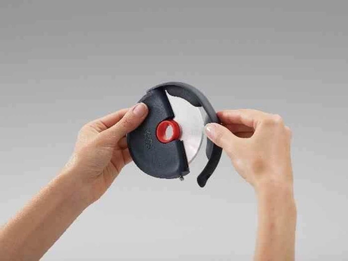 Joseph Joseph DISC kráječ na pizzu se silikonovým krytem moderní grafitový