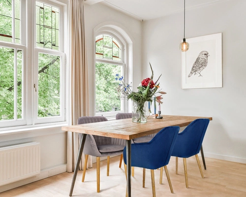 Jídelní židle Emilia Actona sametová růžová s područkami skandinávský glamour