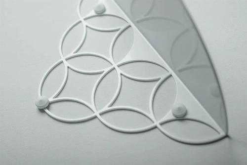 Bílá kovová nástěnná police Holo POLYHEDRA moderní do obýváku na knihy a dekorace