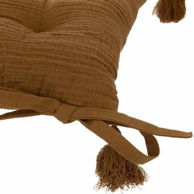 Hnědý sedák na židli s bambulkami Atmosphera 38x38 cm do jídelny