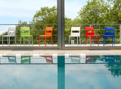 Zahradní žlutá stohovatelná plastová židle Sai na zahradu a do banketních sálů SCAB Design