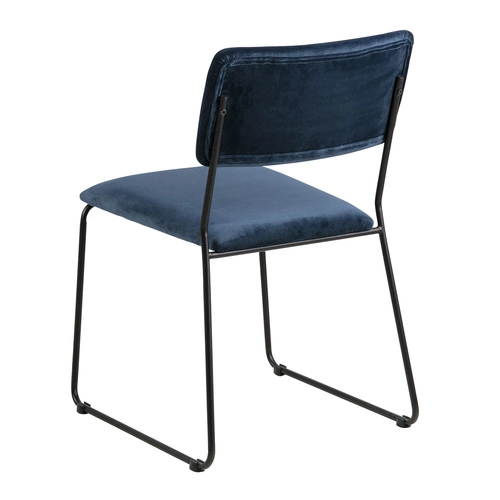 Čalouněná židle Cornelia VIC Actona sametová modrá do jídelny a obýváku na černých nohách