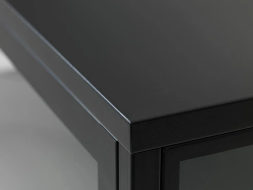 Vitrína Carmel černá kovová loftová do obýváku na knihy a alkohol