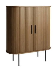 Vysoká komoda Nola s drážkováním z kouřového dubu na nožkách do obýváku