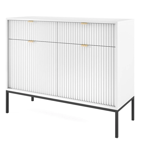 Bílá moderní komoda Delicious s drážkovaným povrchem, zásuvkami a nožičkami 104 cm do obýváku