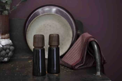 CrushGrind porcelánový mlýnek na sůl a pepř 17 cm černý ořech moderní