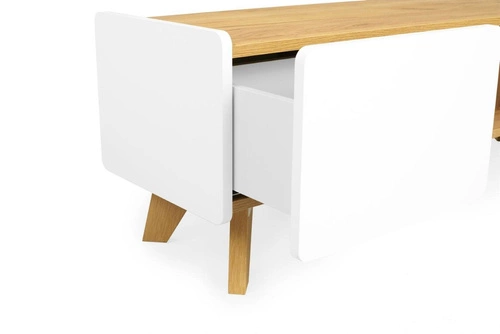 Bílá TV komoda s dubovými nohami Lett 135 cm skandinávská se zásuvkami do obýváku SKANDICA