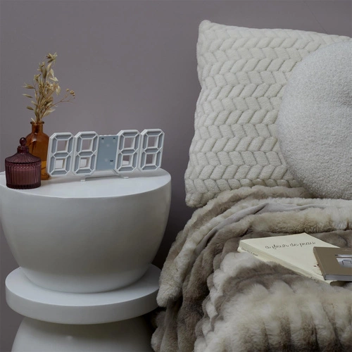 Moderní digitální LED budík Intesi bílý na noční stolek do ložnice