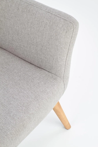 Křeslo ušák Damar světle šedé do obýváku skandinávský čalouněný s dřevěnými nohami Intesi
