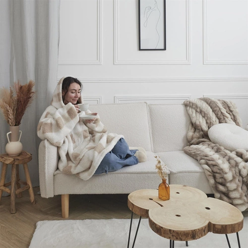 Bluzo deka Intesi snuddie teplá béžová kostkovaná s kapucí na pohovku 128 cm