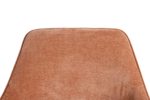 Otočená čalouněná židle Clara Actona hnědá s područkami do jídelny moderní