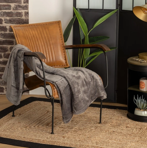 Silná flanelová deka Atmosphera grafitová 180x230 cm na postel a pohovku do obýváku