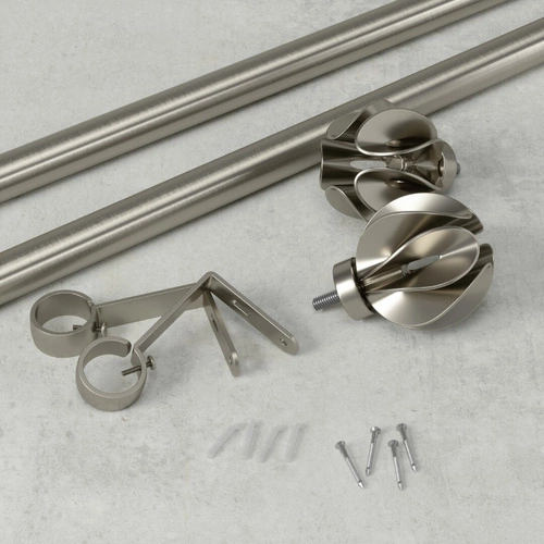 Jednoduchá garnýž Umbra Blossom stříbrná, nastavitelná, moderní do obýváku a ložnice 107–305 cm