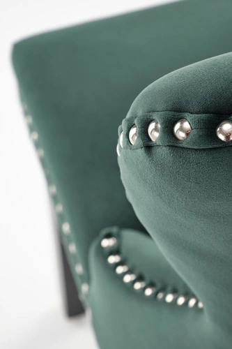 Čalouněná sametová jídelní židle Charlotte Intesi zelená moderní s dřevěnými nohami