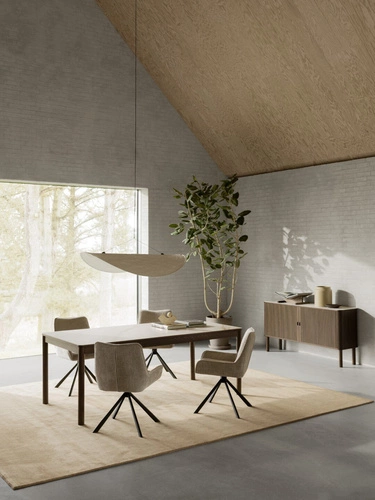 Jídelní otočná čalouněná židle Eddie béžová Actona s područkami skandinávský styl