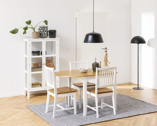 Dřevěná jídelní židle Brisbane Actona bílá skandinávská do jídelny a obýváku
