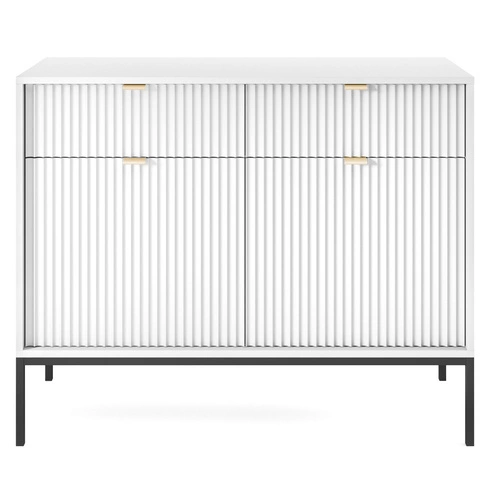 Bílá moderní komoda Delicious s drážkovaným povrchem, zásuvkami a nožičkami 104 cm do obýváku