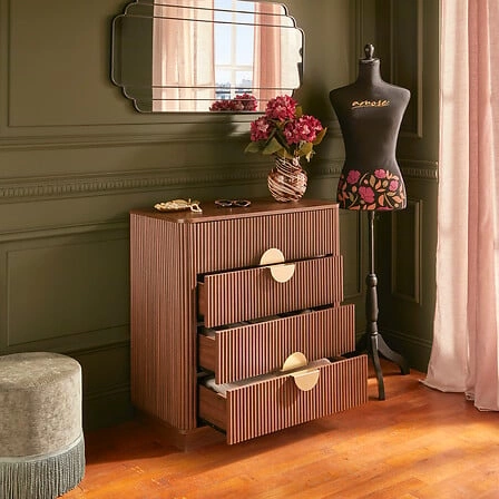 Moderní ořechová komoda Wany 80 cm s frézovanými zásuvkami do obýváku a ložnice Atmosphera