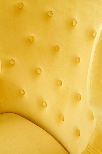 Žluté sametové křeslo ušák Farys do moderního obýváku s područky Intesi