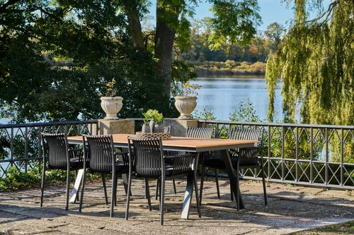 Zahradní židle Tulsa Intesi černá z polypropylenu s područkami snadno čistitelná