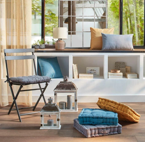 Šedý prošívaný čtvercový polštář na židli 40x40 do zahrady a kuchyně Atmosphera