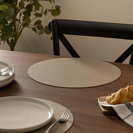 Béžová kulatá prostírka Tenor 38 cm moderní na stůl do kuchyně
