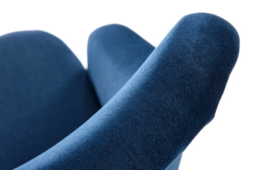 Jídelní židle Alain Intesi čalouněná sametem v tmavě modré s dřevěnými područkami