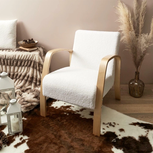 Křeslo Hella boucle bílé skandinávské s područkami do obýváku a pracovny