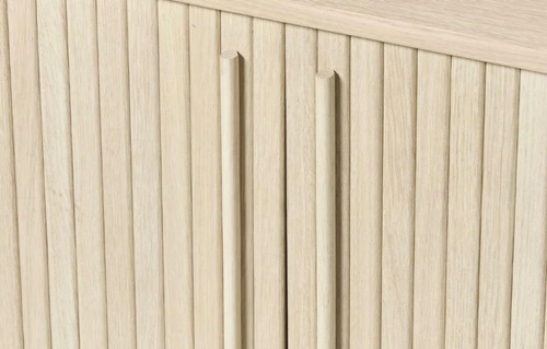 Komoda Meta 140 cm dřevěná rýhovaná na nožkách do obýváku