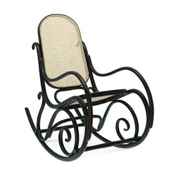 Houpací křeslo Fameg retro z ratanu do obýváku dřevěné na lyžinách standardní verze