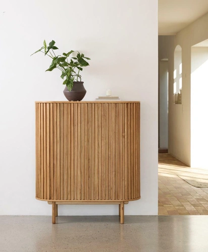 Komoda Carno dřevěná rýhovaná na nožičkách do obýváku 110 cm