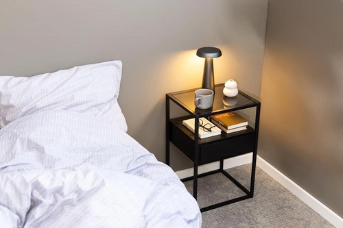 Noční stolek Actona Randolf černý s push-to-open, 40 cm, industriální styl, elegantní skleněná deska