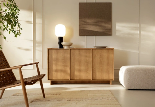 Moderní komoda do obývacího pokoje Nagoja 147 cm v karamelovém dubu