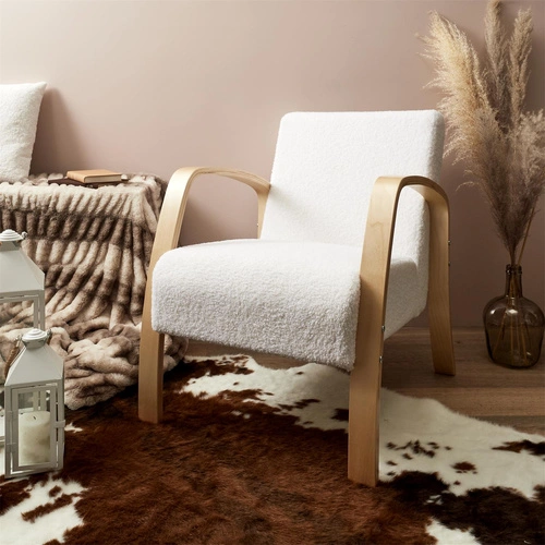 Křeslo Hella boucle bílé skandinávské s područkami do obýváku a pracovny