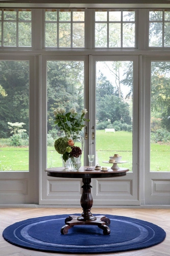 Kulatý koberec Redbrook Midnight 150x150 tmavě modrý moderní vlněný do obýváku Laura Ashley