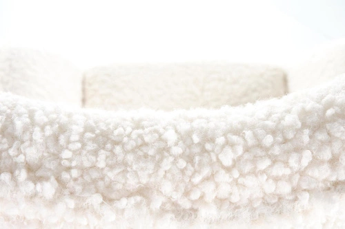 Houpací křeslo Fadil do obýváku krémové boucle glamour na zlatých nohách snadno čistitelné