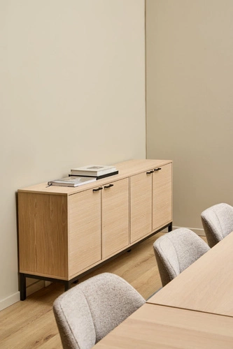 Komoda Kensington 180 cm bělený dub moderní na nožičkách s policemi do obýváku Actona