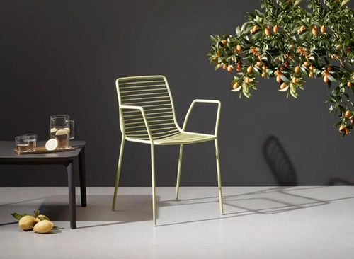 Kovová židle Summer červená s područkami moderní na zahradu a terasu SCAB Design