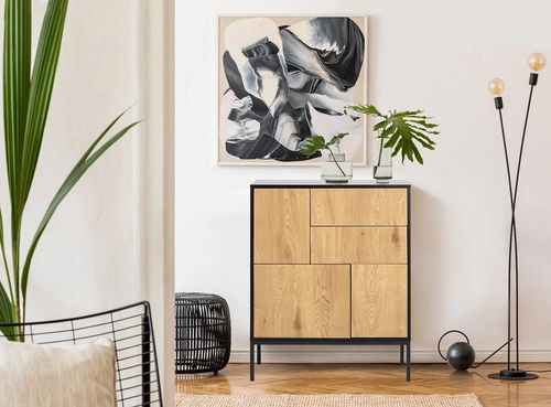 Komoda se zásuvkami Seaford 80 cm černá přírodní dub moderní do obýváku Actona