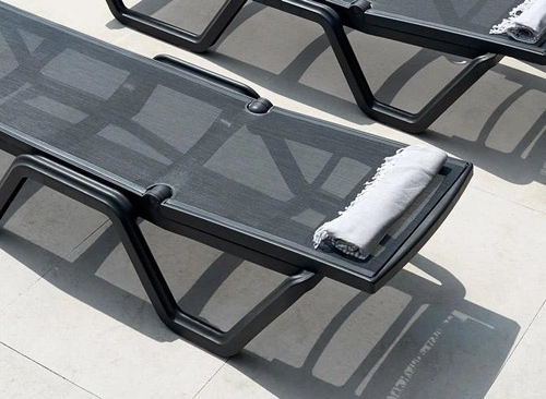 Zahradní lehátko Vela modro-bílé moderní polohovatelné technopolymer SCAB Design na terasu