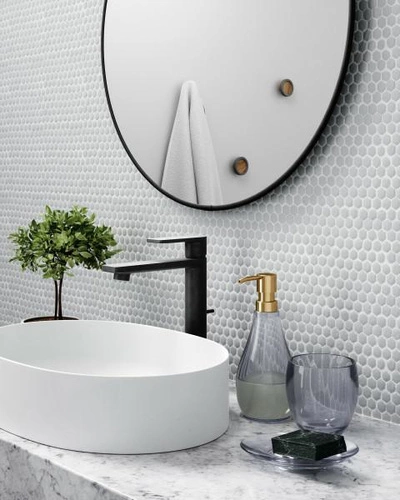 Kulaté nástěnné zrcadlo Hubba Umbra 86 cm moderní do předsíně ve stříbrném rámu