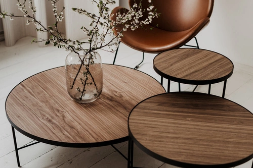 Kulatý konferenční stolek TRE 60 cm americký ořech skandinávský do obýváku NORDIFRA
