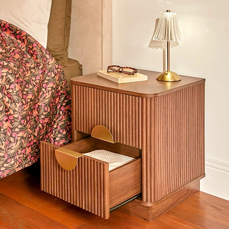 Noční stolek Atmosphera Wany 45 cm ořechový, 2 zásuvky, japandi/boho styl, elegantní frézované čelo