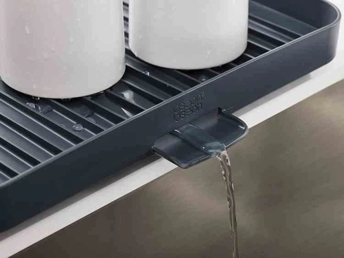 Joseph Joseph Y-RACK dvoupatrový odkapávač na nádobí s odtokem a přihrádkou na příbory grafitový